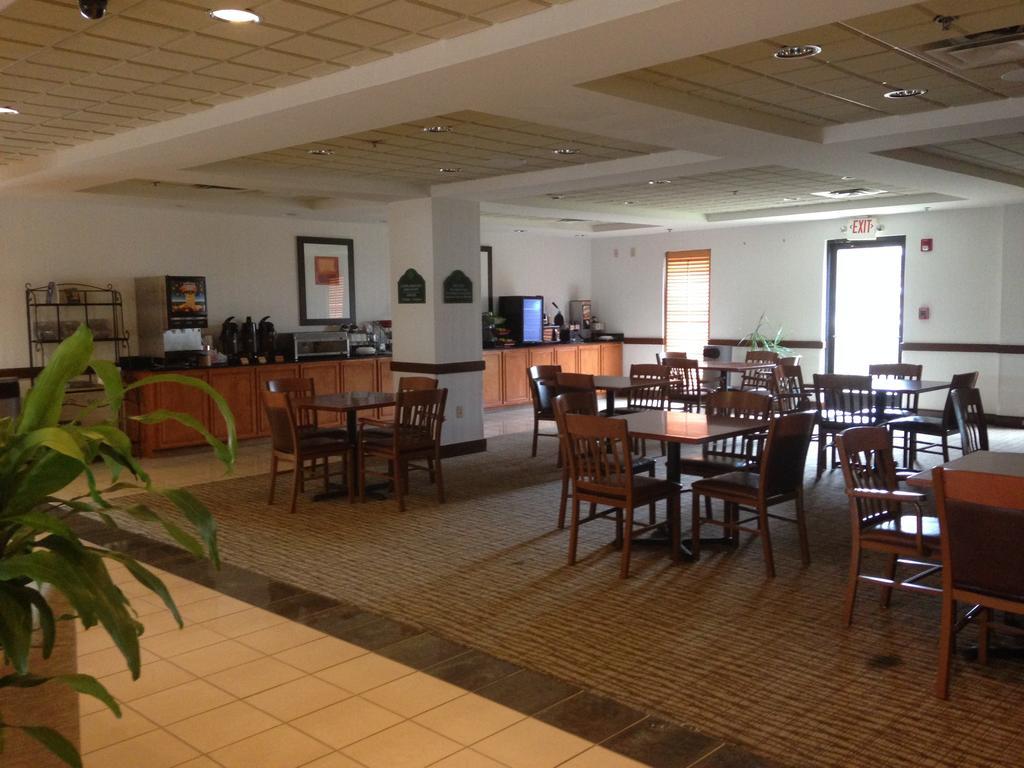 Wingate By Wyndham Eisenhower Hotel 3*